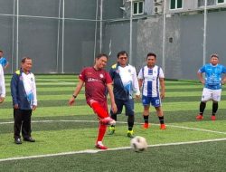 Prof Andis Pimpin Tim Unismuh dan Pimpinan PTMA Lawan LlDIKTI IX pada Laga Eksebisi Fun Football Mini Soccer