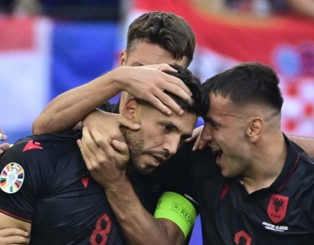 Klaus Gjasula (8) menjadi penyelamat Albania