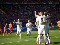 Gasak Belanda, Austria Lolos & Puncaki Grup D