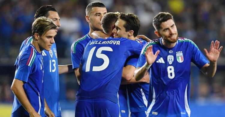 Timnas Italia merayakan golnya