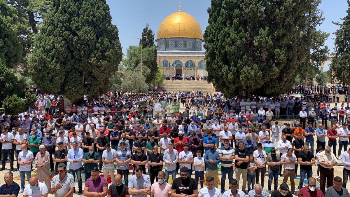 Muslim Palestina shalat di Masjid Al-Aqsa