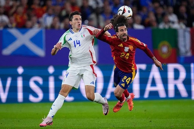Pemain Spanyol dan Italia berebut bola