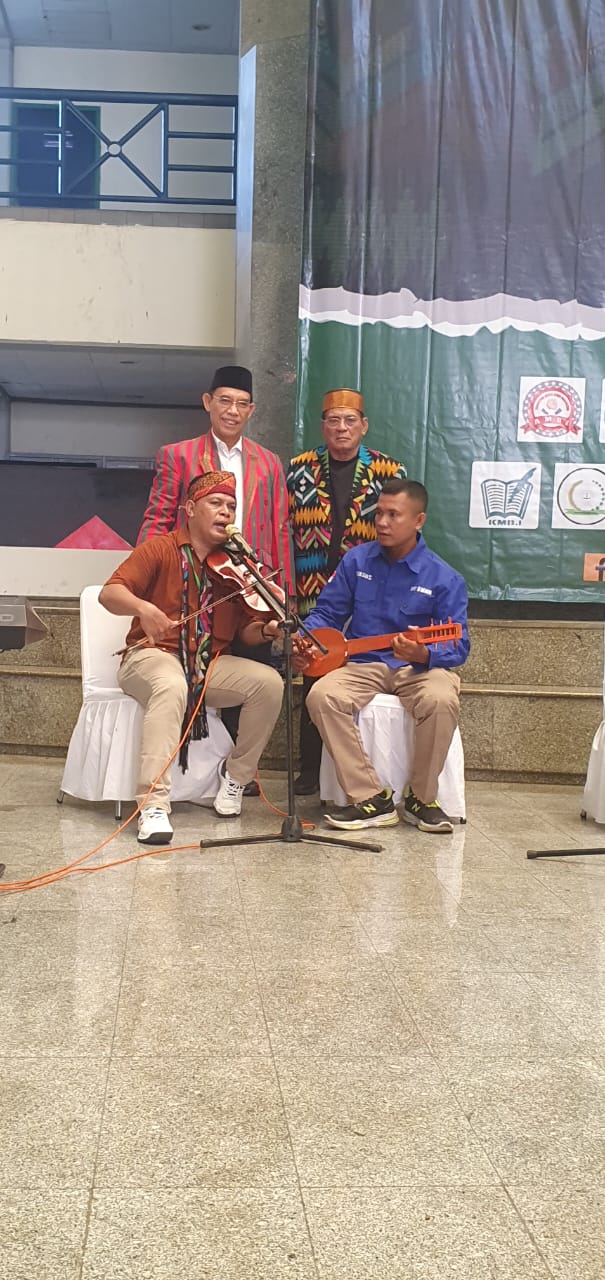 Prof.Dr.Ahmad Thib Raya, M.A. dengan penggesek biola dan pemain gambus pengiring nyanyi daerah Bima.