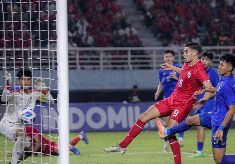 Pemain Garuda muda Indonesia Jens Raven menjebloskan bola ke gawang Thailand
