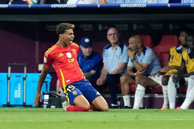 Pemain El Matador Lamine Yamal merayakan gol