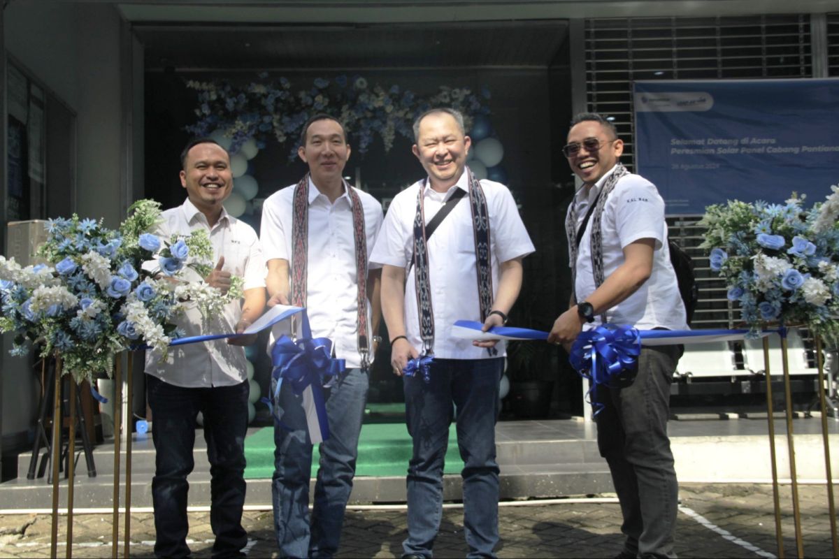 Seremoni potong pita oleh Direktur FIFGROUP, Indra Gunawan (kedua dari kanan), menandai diresmikannya pemasangan solar panel ke-25 di Kantor FIFGROUP Cabang Pontianak 1
