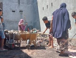 Secara Swadaya Ibu-ibu Lorong Daeng Jakking Kerja Bakti Bersihkan Lingkungan