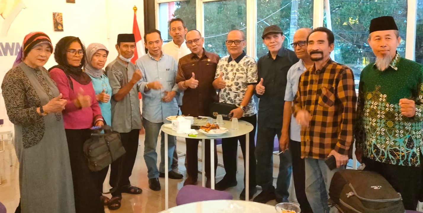 Mahmoed Sallie (keempat dari kiri, berkopiah)