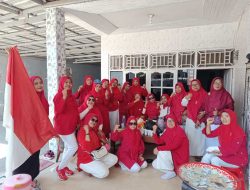Tak Mau Kalah, Ibu-ibu Majelis Taklim Nurul Ittihad Meriahkan HUT RI dengan Lomba di Garasi