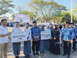 Momentum HUT RI Ke-79 Tahun, Disdik dan Baznas Sulsel Serahkan Bantuan ke Siswa Miskin