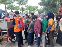 Rumah Zakat Borong Dagangan Penjual Jalangkote, Baroncong, Empek-empek dan Jamu di Pantai Losari