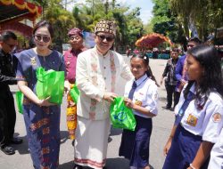 Sekda Sulsel Serahkan Bantuan Paket Olahan Makanan Ikan Kepada Warga Tana Toraja