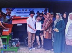Kemendikbudristek Serahkan Bantuan Mesin Perontok Biji Kedelai dan Pencacah Limbah Panen di Leang Leang Maros