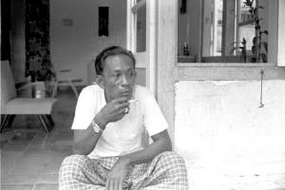 Ramang duduk di depan kediamannya di Jl. Andi Mappanyukki tahun 1980-an.