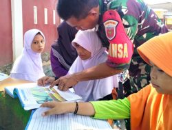 Babinsa Kelurahan Tamangapa Mengajar Murid SD Negeri Parinring, Makassar
