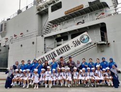 Danlanal Palu Dampingi Murid Paud Jalasena Lanal Palu Kunjungi KRI Teluk Banten