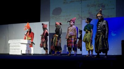 Sultan Hasabuddin bersama Karaeng Galesong ( Djamal Dilaga ), Karaeng Karunrung (Indra Kirana ), Karaeng Bonto Marannu ( Djamal Kalam ), Daeng Mangalle ( Arga Batara ) dan I Fatimah Daengta Kontu ( Mirza )