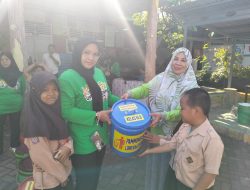 Komunitas Male’bi Sumbang Tempat Sampah untuk SD Inpres Kelapa Tiga 1 Makassar