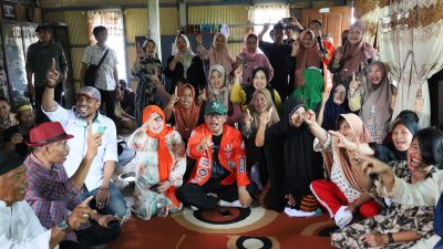 Duduk Bersila Bersama Warga, Azhar Akui Akibat Utang Pemprov Neraca Keuangan Tak Normal