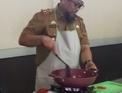 Pejabat Disdik Sulsel Pamer Skill di Lomba Masak