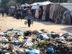 Ancaman Kelaparan Mencekam !, Ibu dan Anak di Gaza Mengais Makanan di Tumpukan Sampah dan Reruntuhan Bangunan