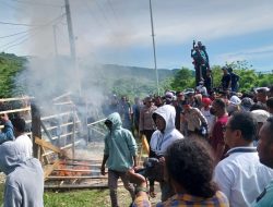 Aksi Pengrusakan Pagar dan Penyegelan Kantor Bawaslu Warnai Unjuk Rasa di Buteng
