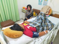 Kapolsek Ujung Tanah Tunjukkan Kepedulian, Jenguk Istri Personelnya yang Sakit