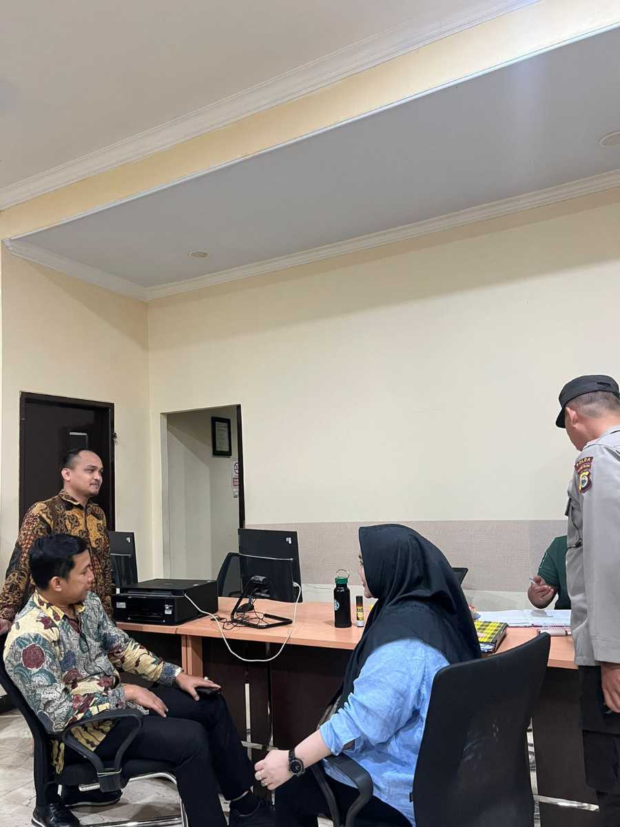 Puti Dakka didampingi penasehat hukumnya melapor ke Polda Sulsel