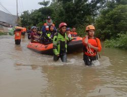 PKS Melayani : Bantu Warga Terdampak Banjir di Makassar