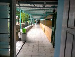 Guru dan Staf Gotong Royong Bersihkan SMAN. 2 Pangkep Pasca Banjir