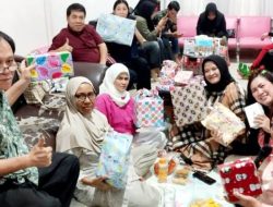 Hari Natal 2024, Tukar Kado Mewarnai Semangat Kebersamaan Pengurus dan Kader PSI Kota Makassar