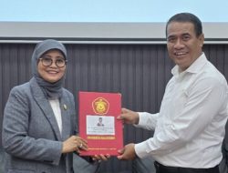 Mentan Andi Amran Sulaiman Dapat Kejutan dari Unhas Saat Isi Mata Kuliah