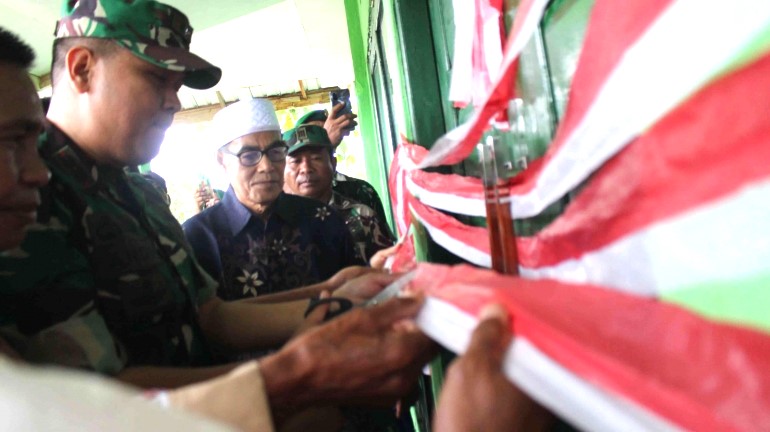 Ket: Dandim 1608/Bima Letkol Inf. Andi Lulianto S.Kom, M.M. didampingi tokoh masyarakat Parado H.Sofwan, S.H.,M.Hum, meresmikan Posramil 1608-07/Parado, 30 Desember 2024 (Sumber: Pendim 1608/Bima