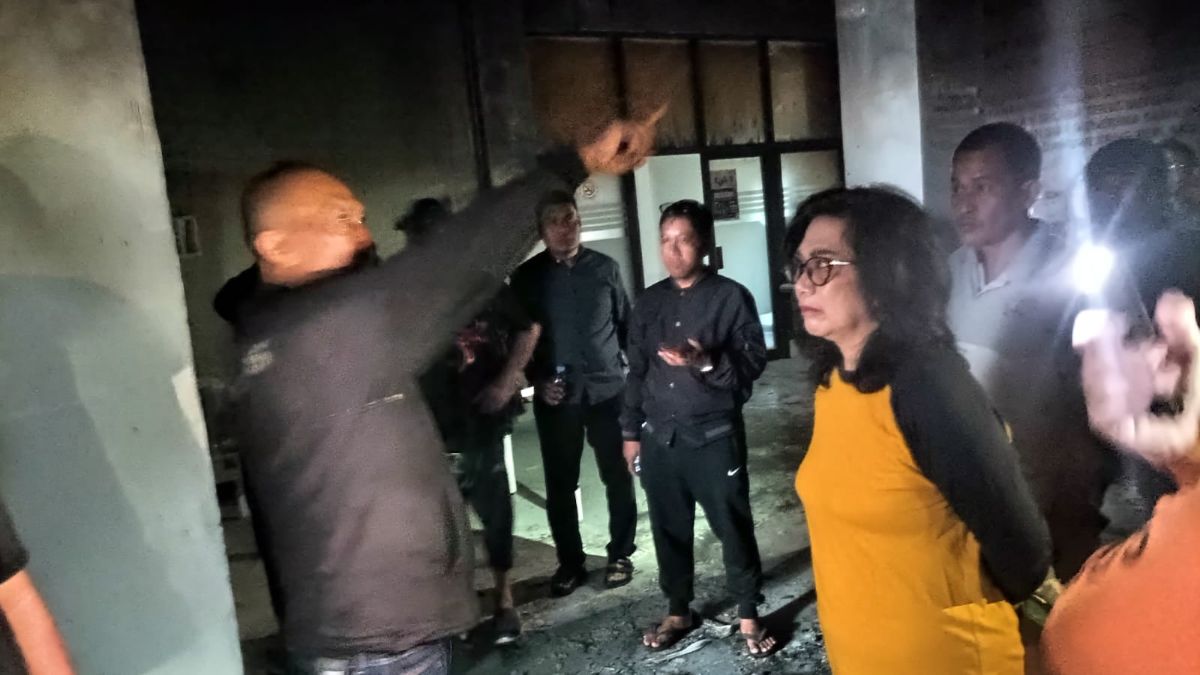 Kantor Disdik Makassar terbakar