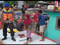 Satpolairud Polres Pelabuhan Makassar Bantu Lansia dan Anak di Dermaga Paotere