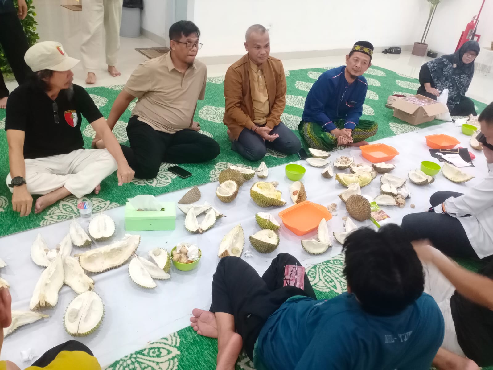 Peserta Diklat Kepemimpinan Nikmati Durian di Kantor DPW PKS