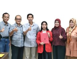 Meneliti Alih Kode & Campur Kode, Veronica Raih Magister