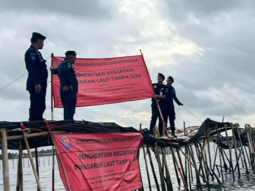 Pagar laut misterius sepanjang 30 km di Kabupaten Tangerang, Banten disegel oleh Kementerian Kelautan dan Perikanan (KKP)