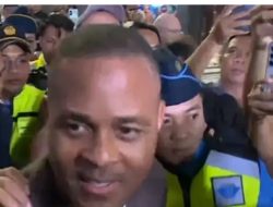 Disambut Hangat di Bandara Soetta,  Kluivert Tiba di Indonesia