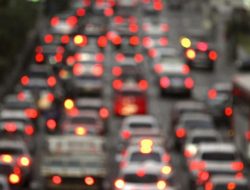 Fenomena Bahasa Media: Kendaraan Antre, Kok Menumpuk