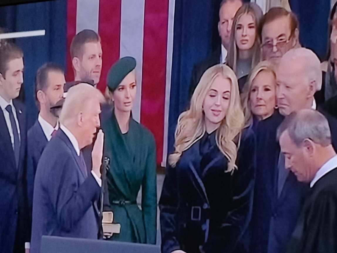 Donald Trump dan JG Vance, dilantik sebagai Presiden Wakil Presiden Amerika di ruang teater Capitol Visitor Center Washington DC, Senin (20//2025)