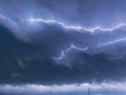 Peringatan Dini Wilayah Sulsel Hari ini: Hujan Lebat Disertai Kilat dan Petir