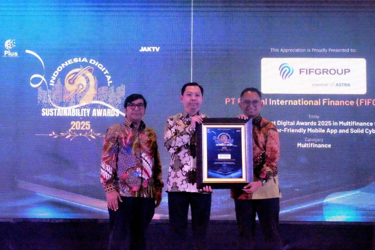CRM & Digital Division Head FIFGROUP, Joni Citradinata (tengah) menerima penghargaan Indonesia Digital Sustainability Awards 2025 dengan kategori Indonesia Best Digital Awards 2025 in Multifinance for The Development of User-Friendly Mobile App and Solid Cybersecurity yang diberikan oleh General Manager JAK-TV, Sony Soemarsono (kiri) dan Digital Business & Metaverse Expert Principal of Indonesia Applied Economy and Regulatory Network (IADERN), Tuhu Nugraha (kanan) yang berlangsung pada Selasa, 18 Februari 2025 di Hotel JW Marriott, Jakarta.