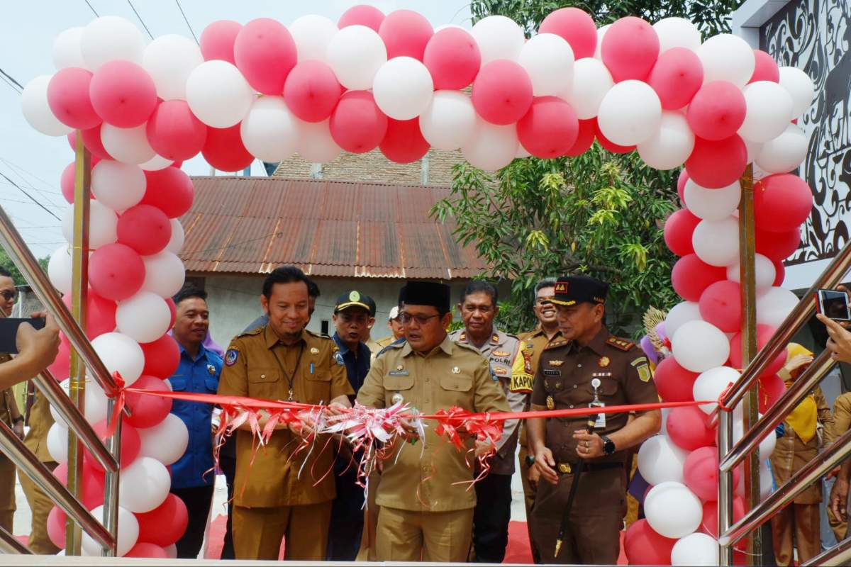 PJ Bupati Bantaeng Andi Abubakar melakukan pengguntingan pita