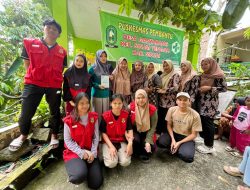 Mahasiswa KKNT Unhas Serahkan Buku Saku Cegah Stunting