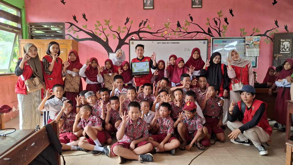 Mahasiswa KKN Tematik pengabdian kepada Masyarakat Universitas Hasanuddin Gelombang 113 melakukan edukasi dan sosialisasi dengan tema Panduan Pembelajaran Bahasa Lontara Bugis.