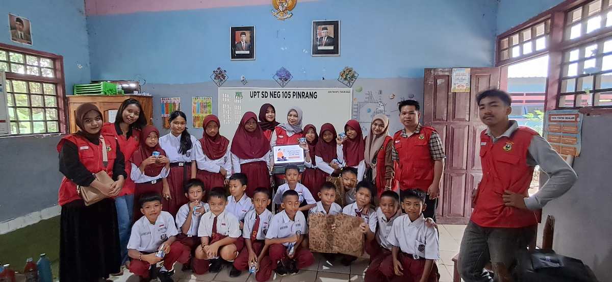 Mahasiswa KKN Tematik Universitas Hasanuddin Gelombang 113 melakukan edukasi sosialisasi dengan tema “Pentingnya Menabung Sejak Dini” di SD Negeri 105 Pinrang.