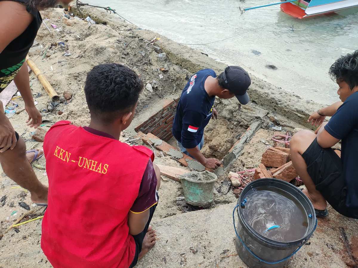 Mahasiswa KKNT Unhas Buat Pembakaran Sampah Plastik di P. Sembilan Sinjai