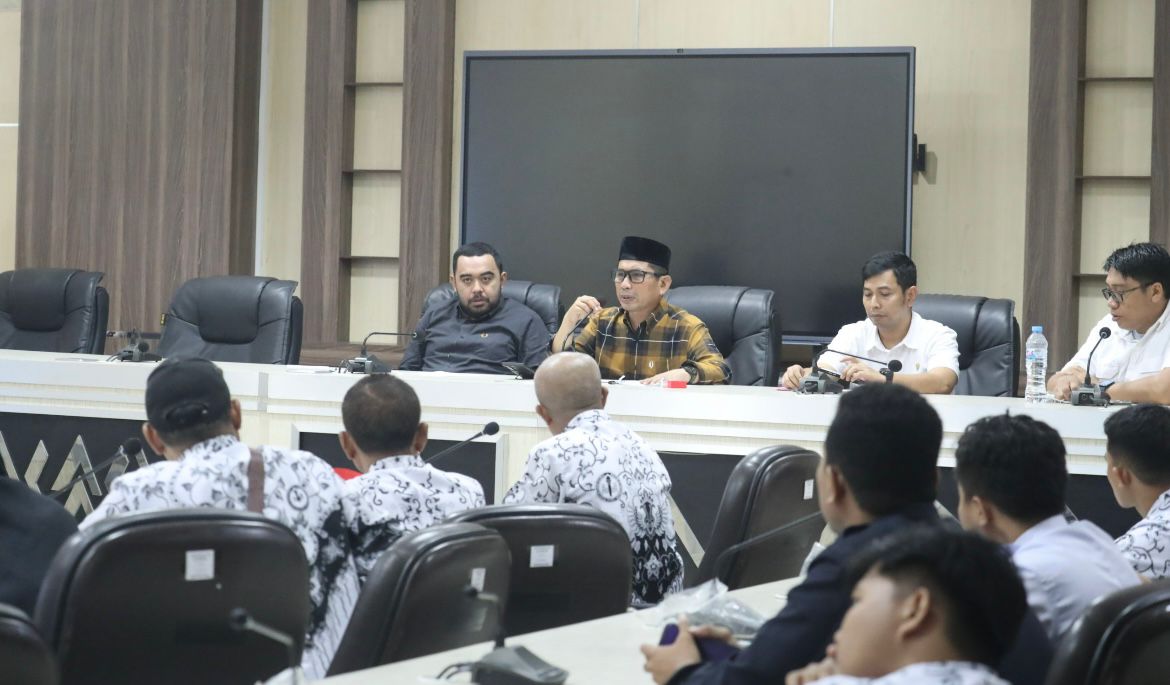 Ratusan guru di Kota Makassar mendatangi Kantor DPRD Makassar