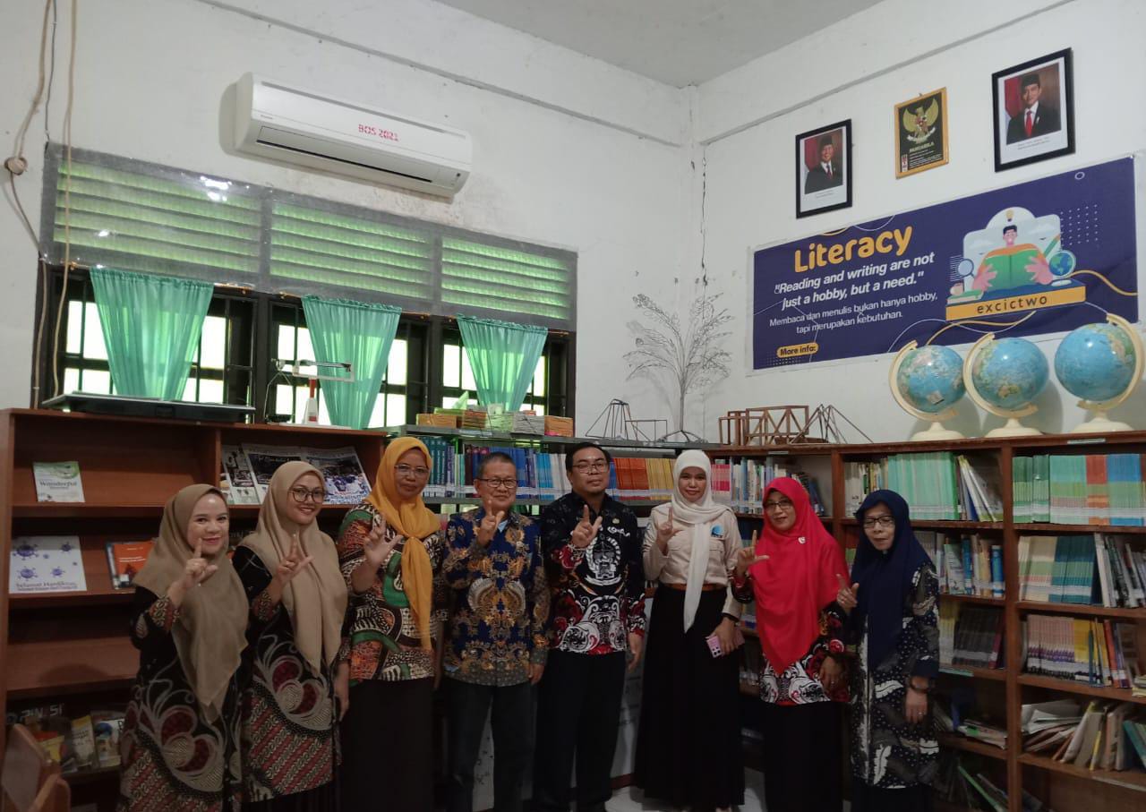 Kunjungan yang dilaksanakan oleh Tim Pembina Perpustakaan dari Dinas Perpustakaan dan Kearsipan Kabupaten Enrekang ke SMA Negeri 2 Enrekang